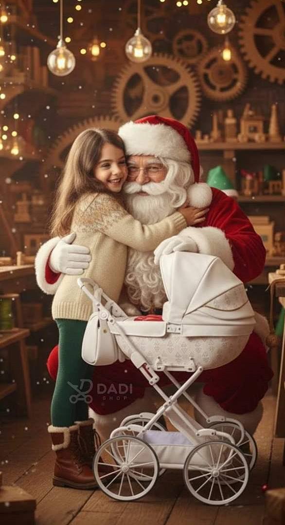 Dziewczynka przytula Mikołaja podczas świątecznej sesji, obok wózek dla lalek Junama Art Deco Mini